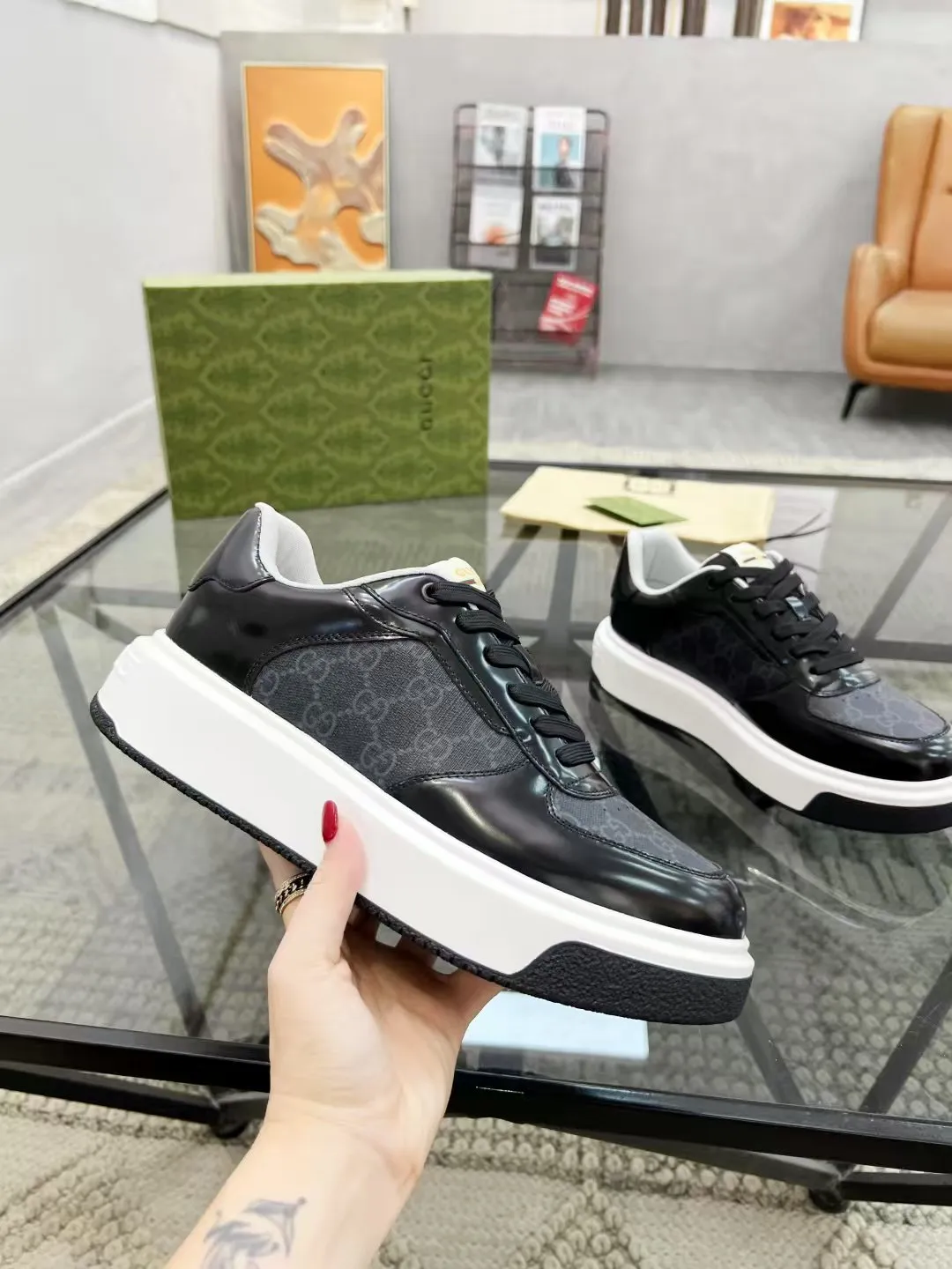 P440 new men's shoes GUCCI [Lightning] latest shoes are shipped. Original quality, fashionable, special materials, sheepskin lining, new packaging. The foot feels super comfortable and the workmanship is impeccable. Size: 38-45